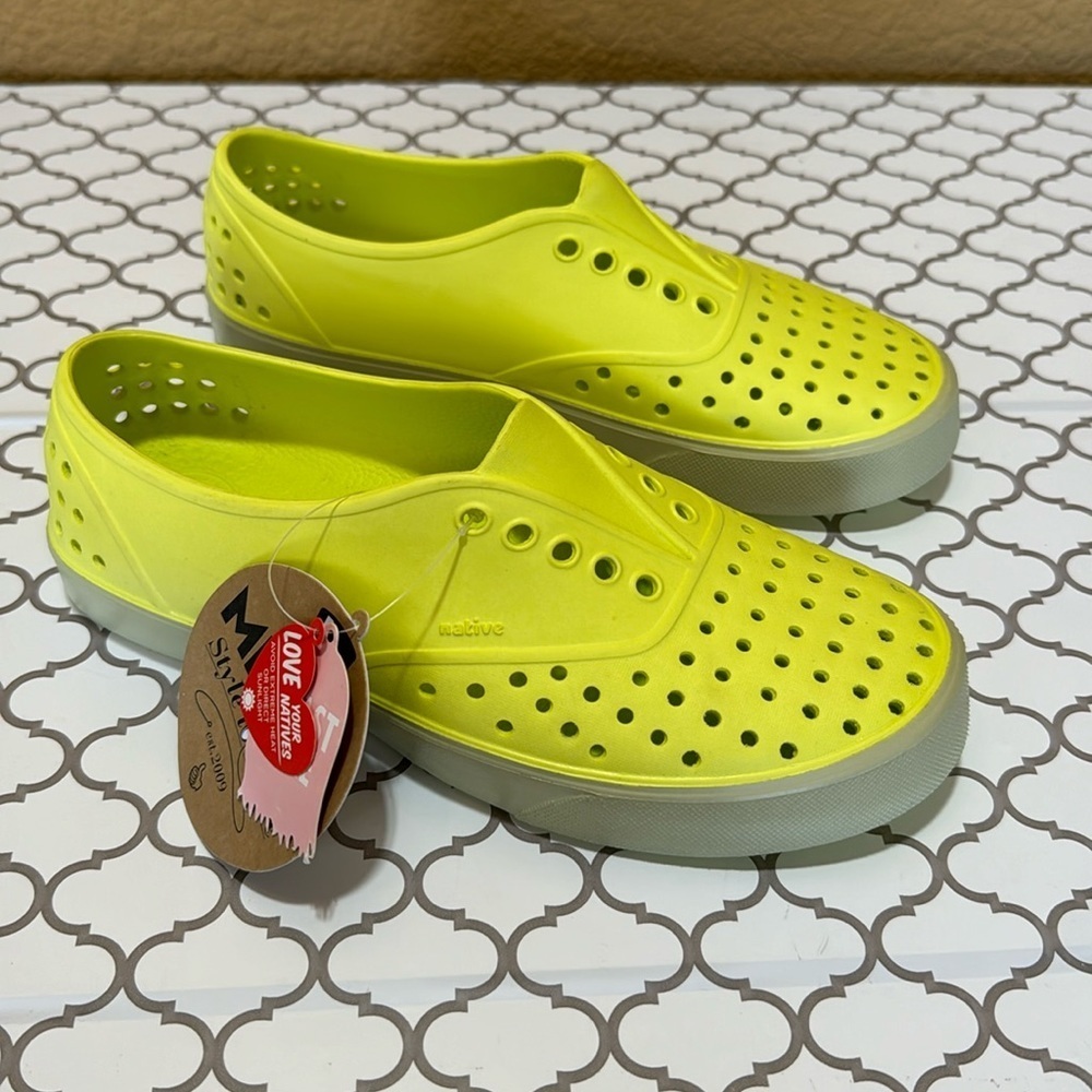 NATIVE Unisex Women and Men Beach Shoes Bioschuhe Slippers Lime green. W6/ M4